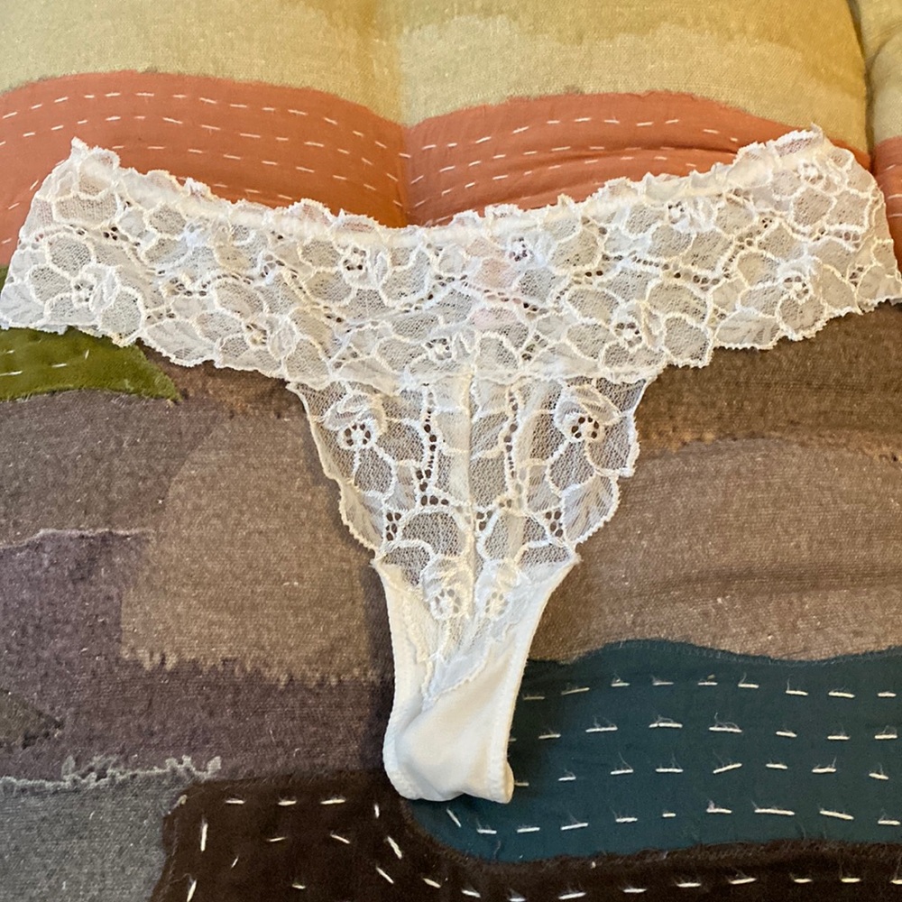 Victoria’s Secret NEW off-white Size medium VERY SEXY lace thong. So pretty!!